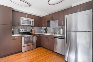 Kühlschrank, Mikrowelle, Ofen, Herdplatte