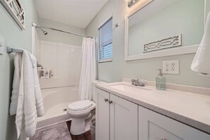 Een douche, een haardroger, handdoeken, zeep