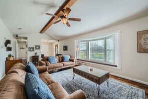 Smart TV, videojuegos, mesa de ping pong