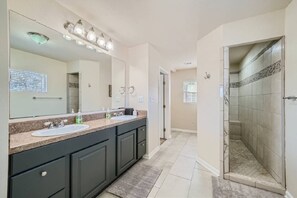 Shower, hair dryer, towels, soap - Secluded Country Home on 15 Acres. Pool, BBQ, Hot Tub and Ping Pong. Close to COTA. RV Parking (Cedar Creek)