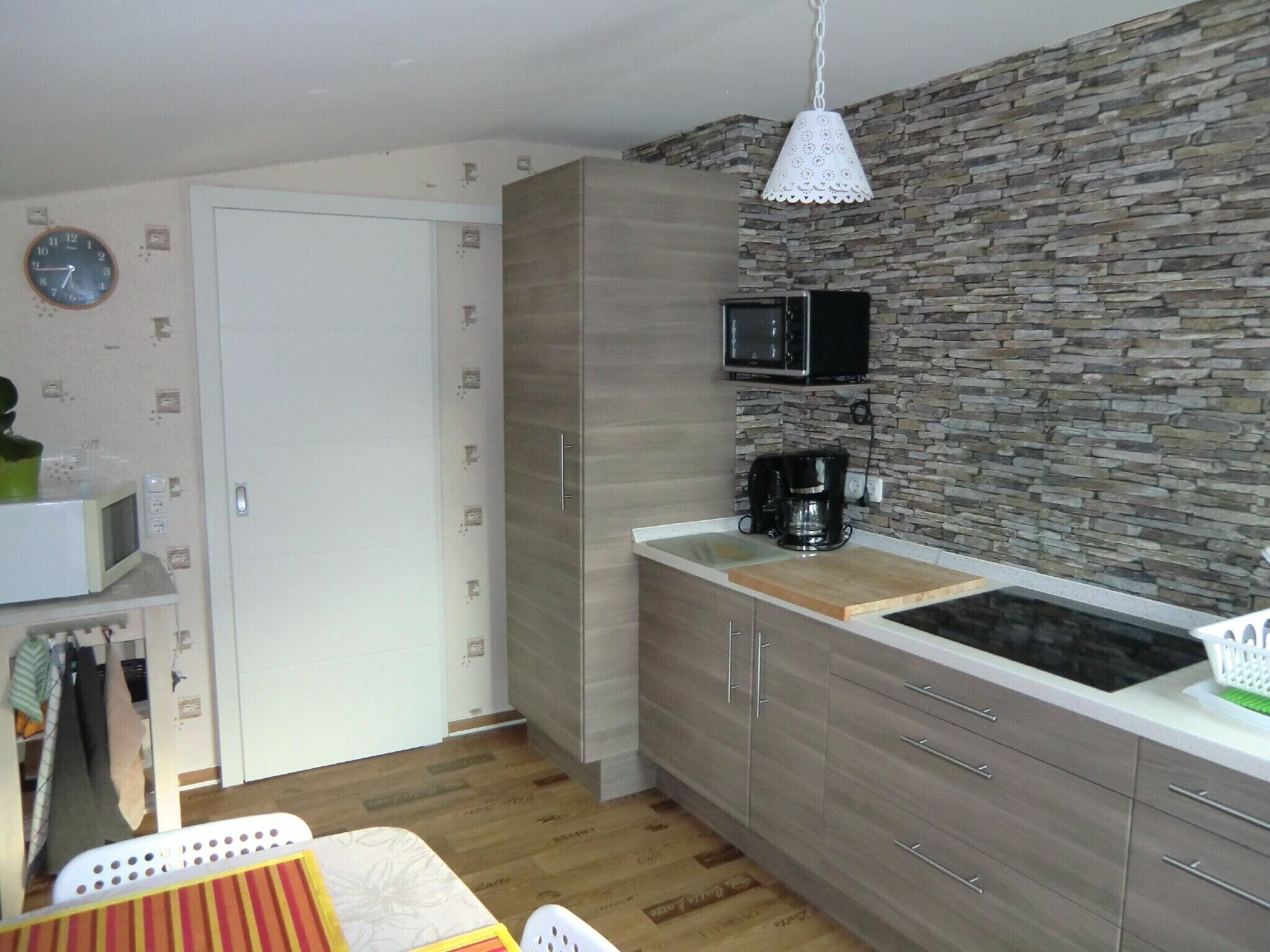 Kühlschrank, Mikrowelle, Herdplatte, Geschirrspüler