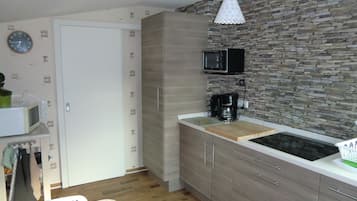 Kühlschrank, Mikrowelle, Herdplatte, Geschirrspüler