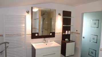 シャワー、バスアメニティ (無料)、ヘアドライヤー、タオル