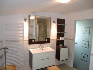 Douche, articles de toilette gratuits, sèche-cheveux