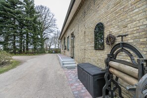 Property grounds - Apartment 'Alte Schule Pahlkrug' with Private Terrace, Private Garden and Wi-Fi (Linden)