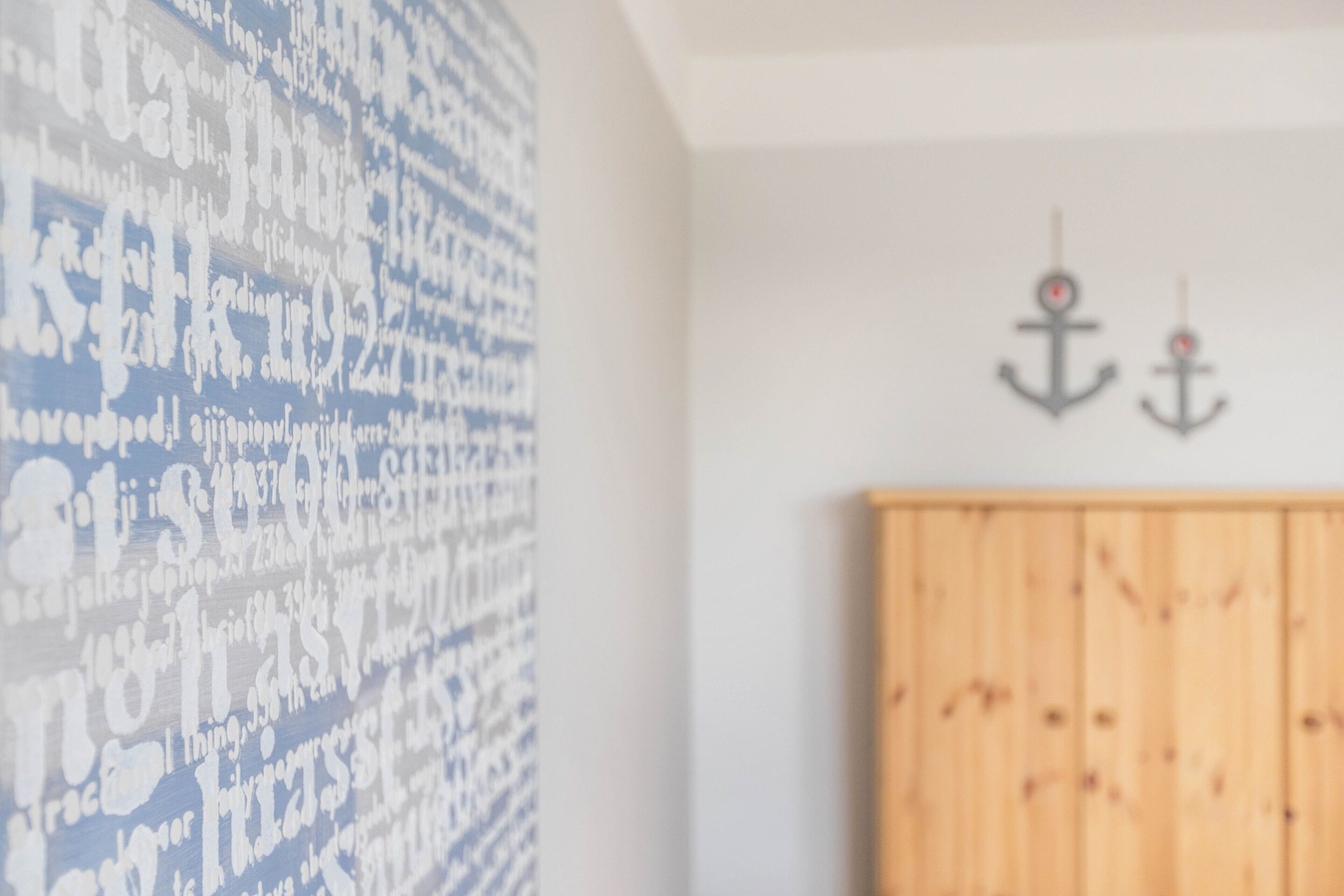 Ein Zimmer mit einer holzverkleideten Wand und einer Wand mit weißem Text.