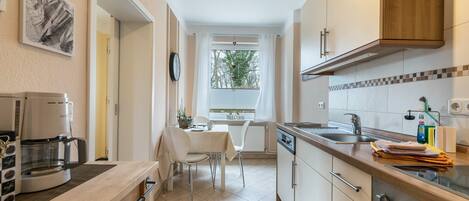 Kylskåp, ugn, spishäll och diskmaskin