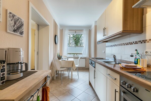 Fridge, oven, stovetop, dishwasher - Apartment 'Alte Schule Pahlkrug' with Private Terrace, Private Garden and Wi-Fi (Linden)
