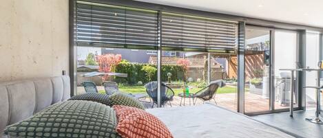 Tabla de planchar con plancha, wifi gratis y ropa de cama