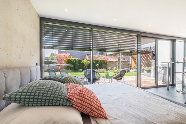 Tabla de planchar con plancha, wifi gratis y ropa de cama 