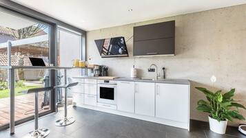 Fridge, oven, stovetop, dishwasher