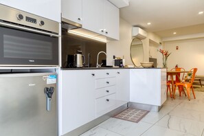 Réfrigérateur, four à micro-ondes, un four, surface de cuisson