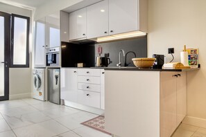 Kühlschrank, Mikrowelle, Ofen, Herdplatte