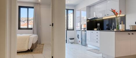 Réfrigérateur, four à micro-ondes, un four, surface de cuisson