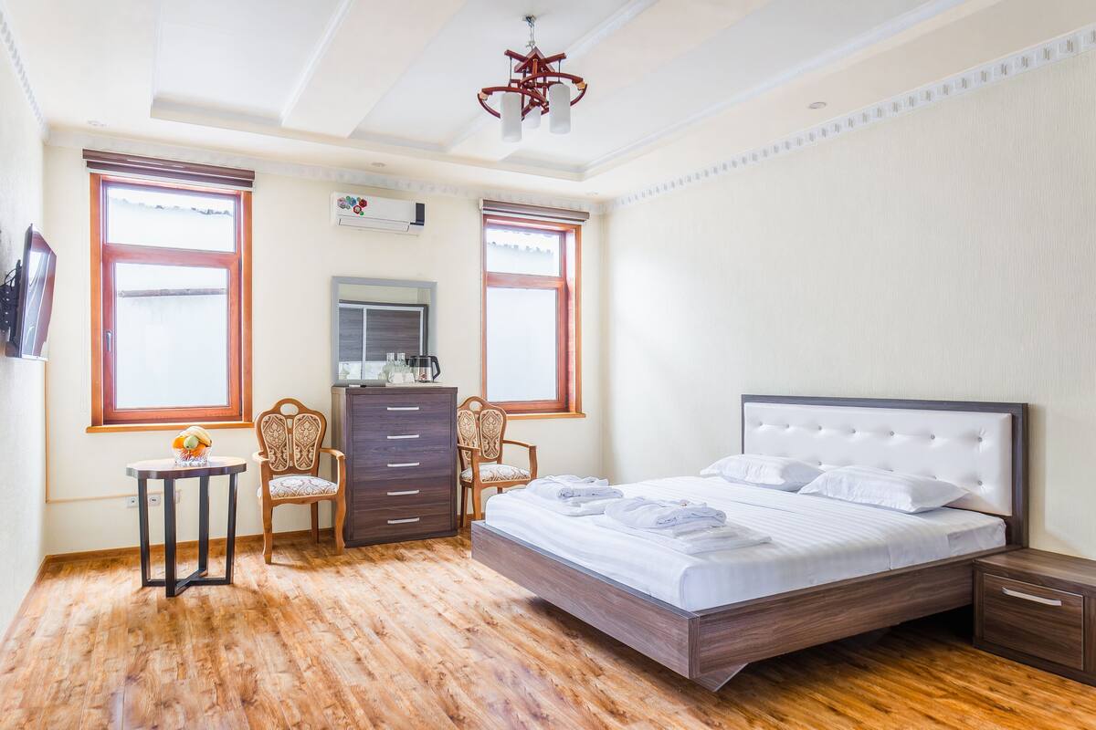 Comfort Double or Twin Room | In-room safe, iron/ironing board (on request), WiFi (free)