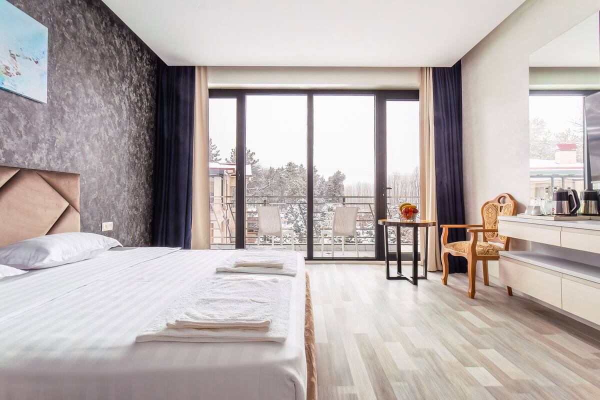 Luxury Double Room | In-room safe, iron/ironing board (on request), WiFi (free)
