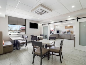 Free daily continental breakfast - MainStay Suites Chambersburg (Chambersburg)