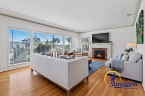 Televisie, een open haard en een kantoor