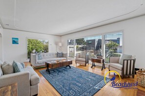 Televisie, een open haard en een kantoor