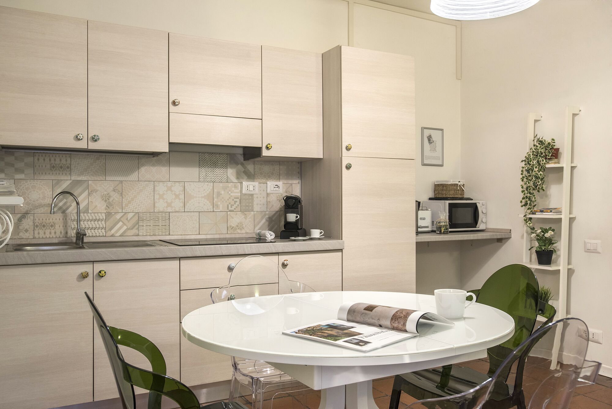 Jääkaappi, mikroaaltouuni, liesi, leivänpaahdin