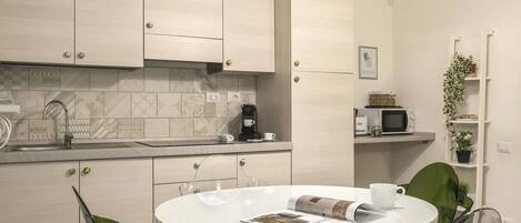 Jääkaappi, mikroaaltouuni, liesi, leivänpaahdin