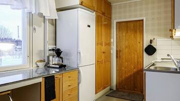 Frigorífico, microondas, lavavajillas y utensilios de cocina