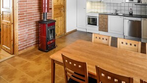 Kjøleskap, mikrobølgeovn, oppvaskmaskin og kjøkkenutstyr