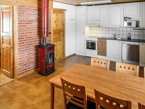 Fridge, microwave, dishwasher, cookware/dishes/utensils