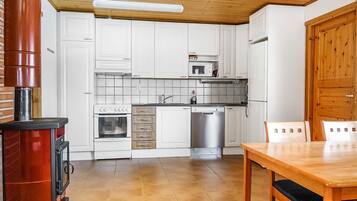 冷蔵庫、電子レンジ、食器洗い機、調理器具と食器