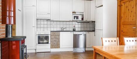 Een koelkast, een microgolfoven, een vaatwasser