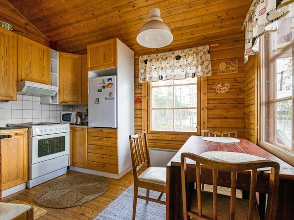 Réfrigérateur, micro-ondes, batterie de cuisine, vaisselle et ustensiles