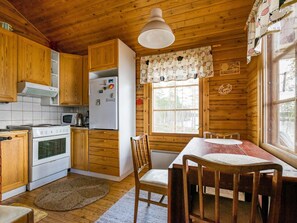 Jääkaappi, mikroaaltouuni, uuni, keittoastiat/astiat/ruokailuvälineet