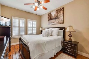 3 bedrooms, iron/ironing board, WiFi, bed sheets - 3BR 2.5 Bath Home with Power, Wifi & Hot Tub (Houston)