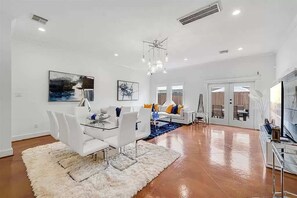 TV, fireplace, offices - 3BR 2.5 Bath Home with Power, Wifi & Hot Tub (Houston)