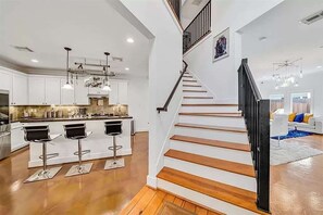 Interior - 3BR 2.5 Bath Home with Power, Wifi & Hot Tub (Houston)