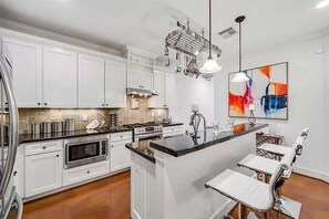 Fridge, microwave, oven, stovetop - 3BR 2.5 Bath Home with Power, Wifi & Hot Tub (Houston)