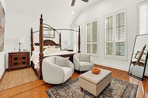 3 bedrooms, iron/ironing board, WiFi, bed sheets - Beautiful 3BR 2.5BA Home with Hot Tub in Top Area (Houston)