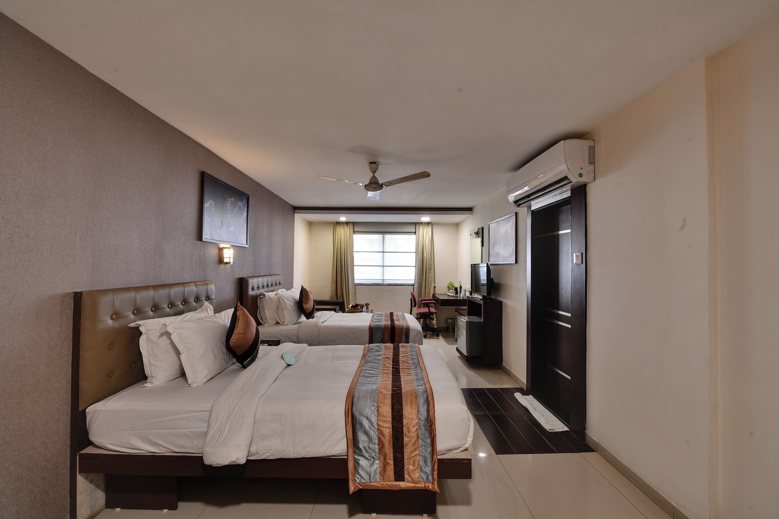 Selimut bulu angsa, tempat tidur Select Comfort, minibar, dan brankas