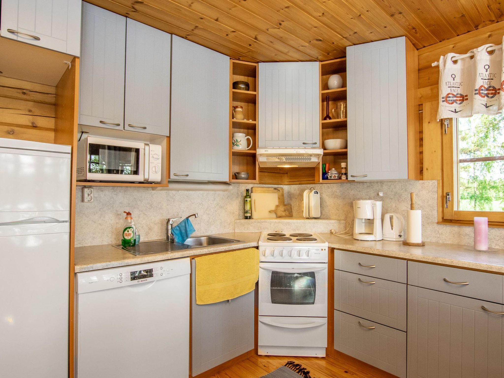 Køleskab, mikrobølgeovn, opvaskemaskine, køkkentøj/tallerkener/redskaber