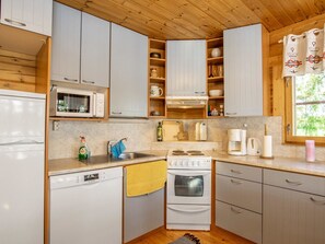 Een koelkast, een microgolfoven, een vaatwasser