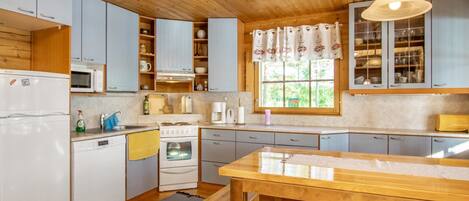 Kühlschrank, Mikrowelle, Geschirrspüler, Kochgeschirr/Geschirr/Besteck