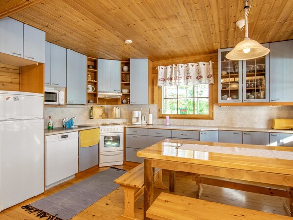 Een koelkast, een microgolfoven, een vaatwasser