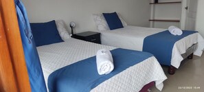 Standaard Twin kamer | Individueel gedecoreerd, individueel gemeubileerd, een bureau