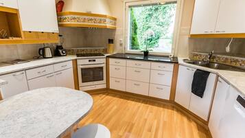 Frigorífico, microondas, lavavajillas y utensilios de cocina