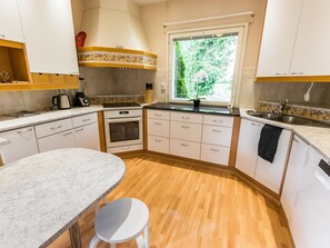 Refrigerador, microondas, lavavajillas, utensilios de cocina