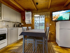 Fridge, microwave, dishwasher, cookware/dishes/utensils - Vacation home Missi by Interhome (Halsua)