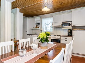 Refrigerador, microondas, lavavajillas y utensilios de cocina 