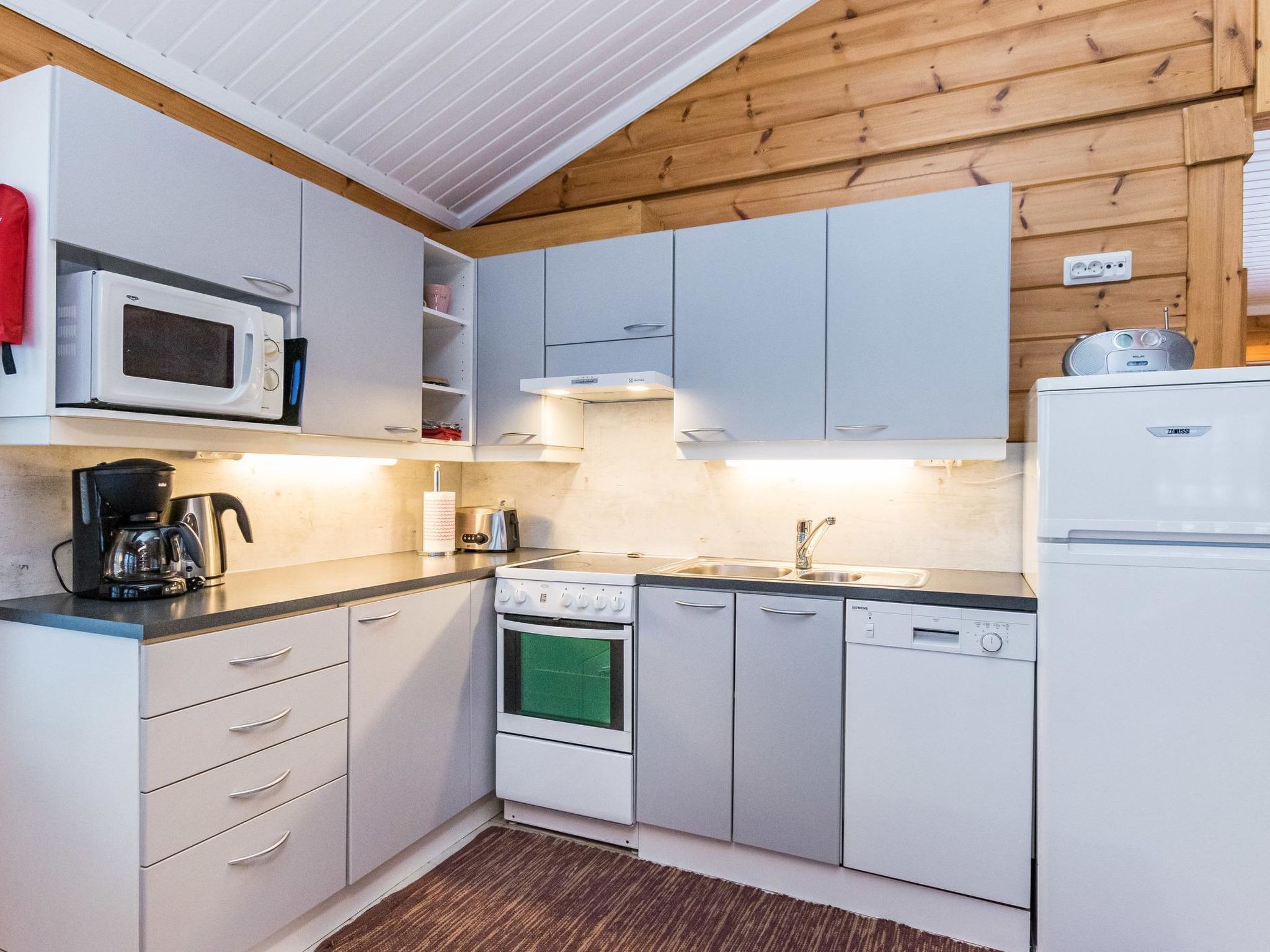 Kühlschrank, Mikrowelle, Geschirrspüler, Kochgeschirr/Geschirr/Besteck