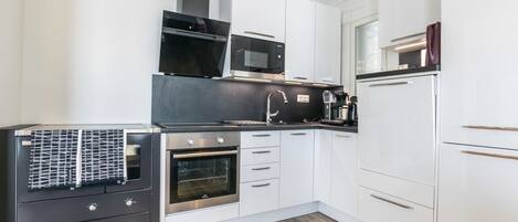 Réfrigérateur, four à micro-ondes, lave-vaisselle