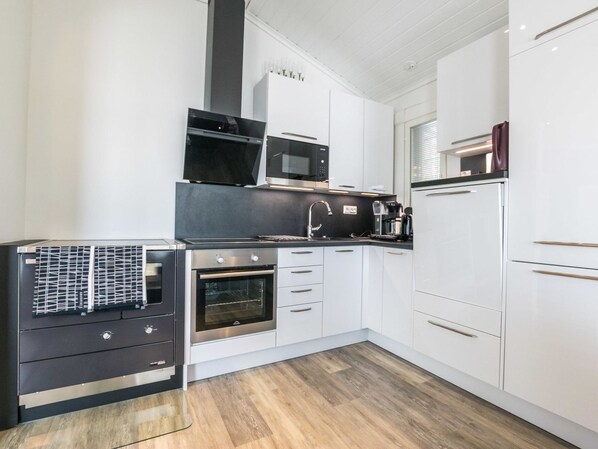 Refrigerador, microondas, lavavajillas, utensilios de cocina